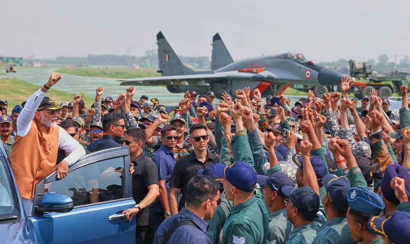 Primeiro-ministro indiano Narendra Modi, à esquerda, cumprimenta os oficiais da Força Aérea Indiana