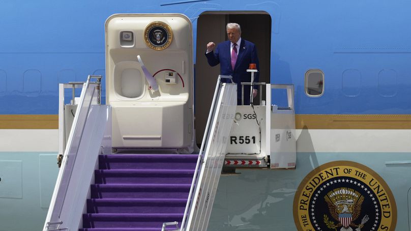 Donald Trump arriva a Riad a bordo dell'Air Force One