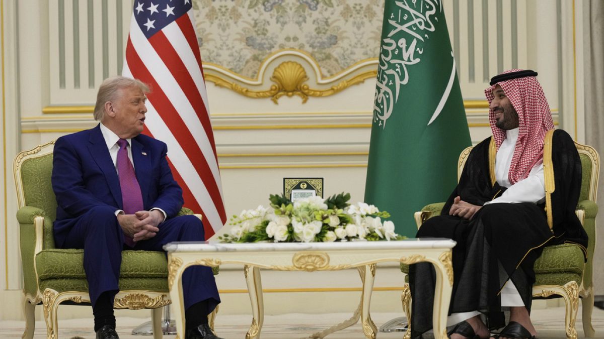 "بالله لا تصبوا هالقهوة" ترامب يرفض مرتين تناول فنجان قهوة في السعودية فما القصة؟