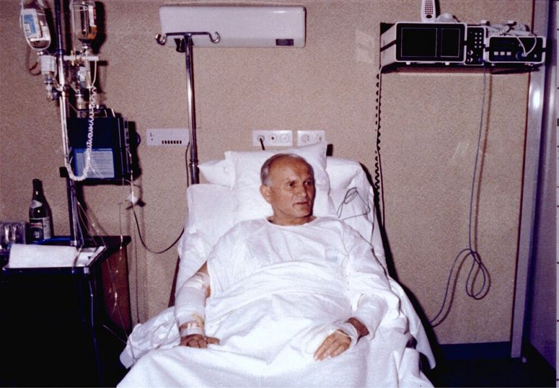 Papa Jean Paul 2, suikasta uğradıktan sonra Roma'da Policlinico Gemelli Hospital'de tedavide gördüğü sıra çekilmiş bir fotoğrafı, 19 Mayıs 1981