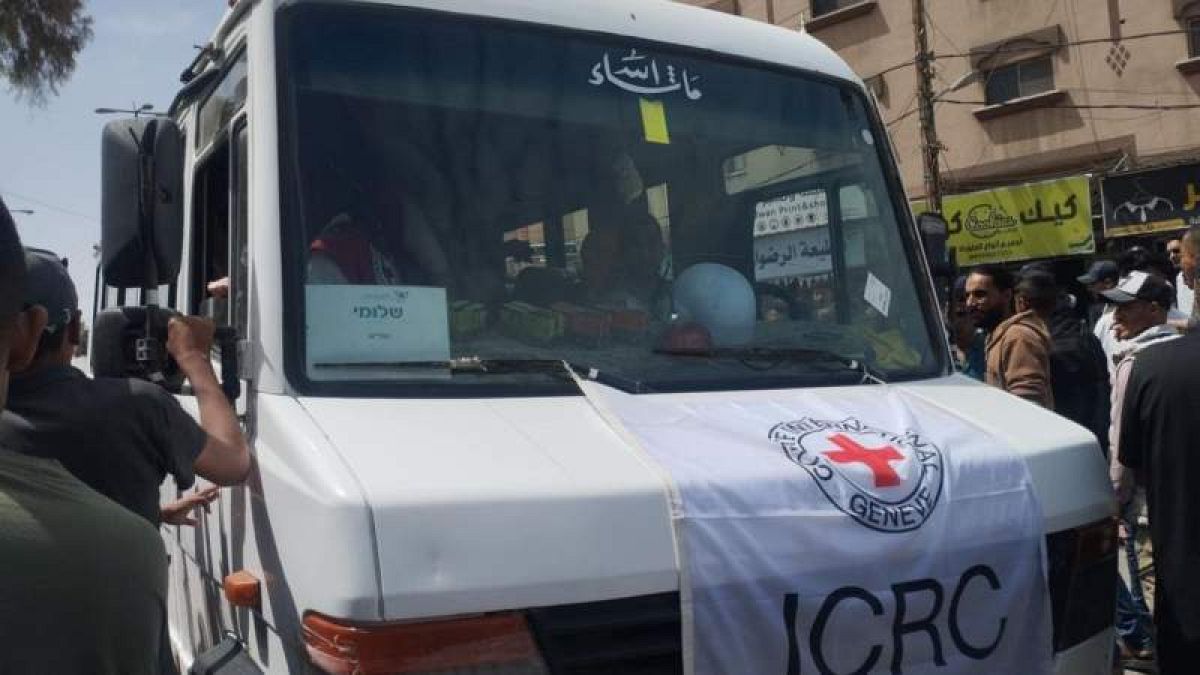 وصول تسعة أسرى فلسطينيين إلى قطاع غزة بعد أن قضوا 19 شهرا في  سجون إسرائيل
