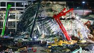 Un macchinario pesante viene utilizzato per rimuovere una pila di cemento dal sito di un edificio crollato a Bangkok, il 1° aprile 2025.