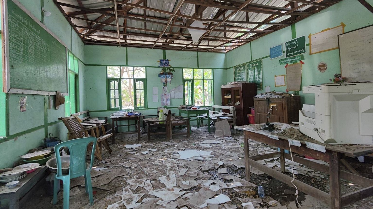Un'aula scolastica piena di detriti dopo essere stata presumibilmente colpita da un attacco aereo della giunta nella township di Tabayin, 12 maggio 2025