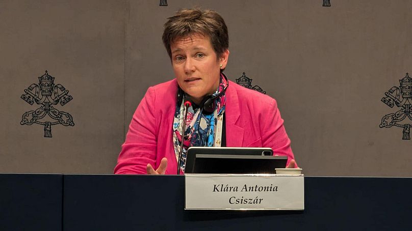 Csiszár Klára előadás közben