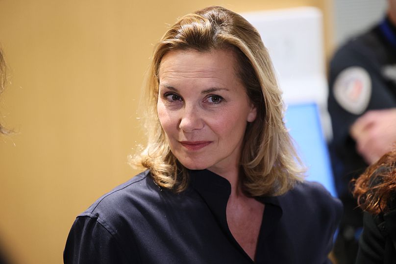 Powódka Amélie K. rozmawia z mediami przed sądem po ogłoszeniu wyroku w sprawie oskarżeń o napaść seksualną na dwie kobiety przez francuskiego aktora Gerarda Depardieu.
