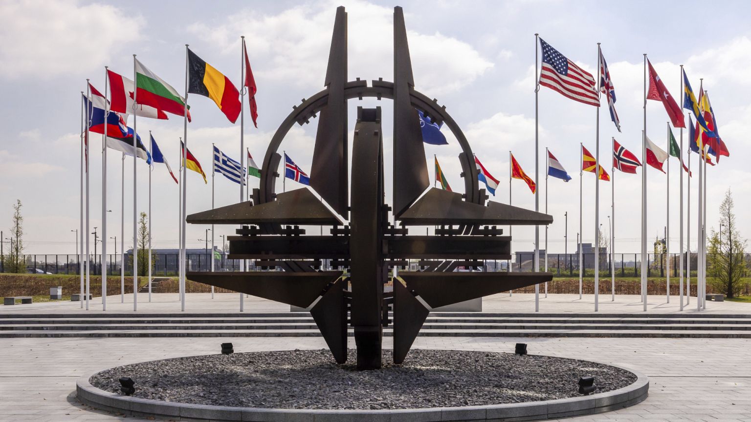 Bandiere dei membri dell'Alleanza presso il quartier generale della NATO a Bruxelles, 10 aprile 2025