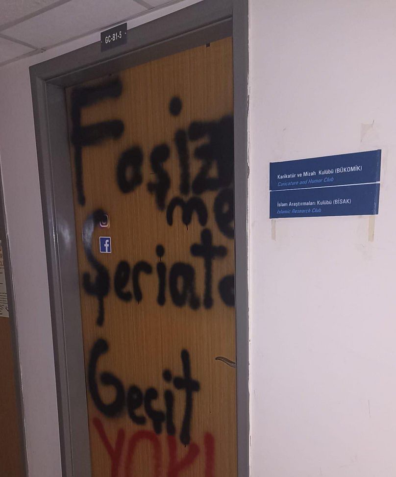 Protestolar sırasında Boğaziçi Üniversitesi İslami Araştırmalar Kulübü'ne ait odanın kapısına 'Faşizme, şeriata geçit yok' yazısı yazıldı, 13 Mayıs 2025