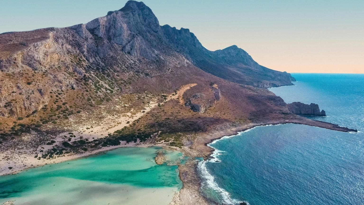 Le autorità hanno emesso un allarme tsunami nell'area poco dopo la scossa, che è stata avvertita fino a Israele, Siria ed Egitto.