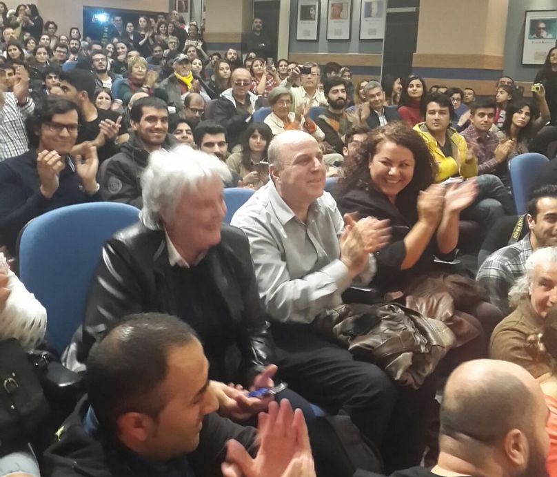 Mujica'y 2015'te stanbul'da bir salonda dinleyen kalabalk