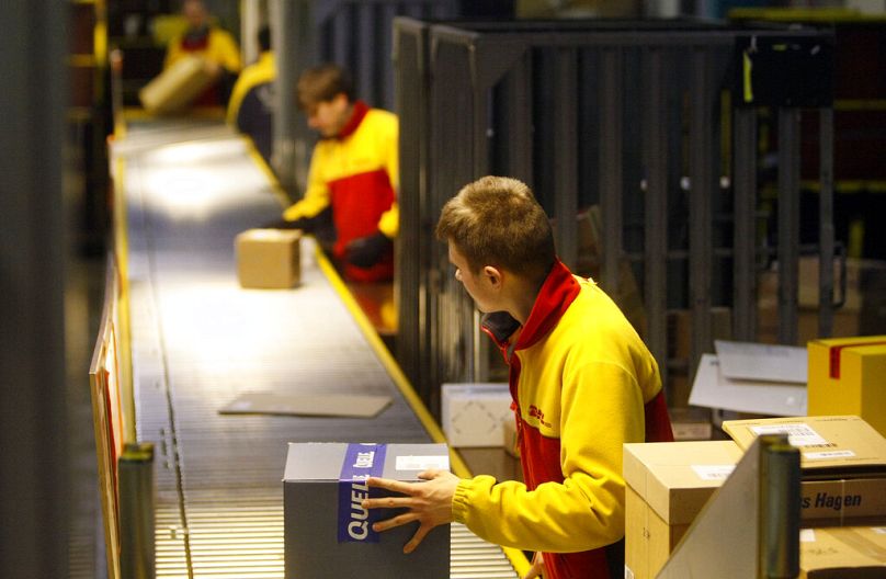موظفون في شركة DHL، يعملون في مركز التوزيع في برلين، يوم الخميس 20 ديسمبر 2007.