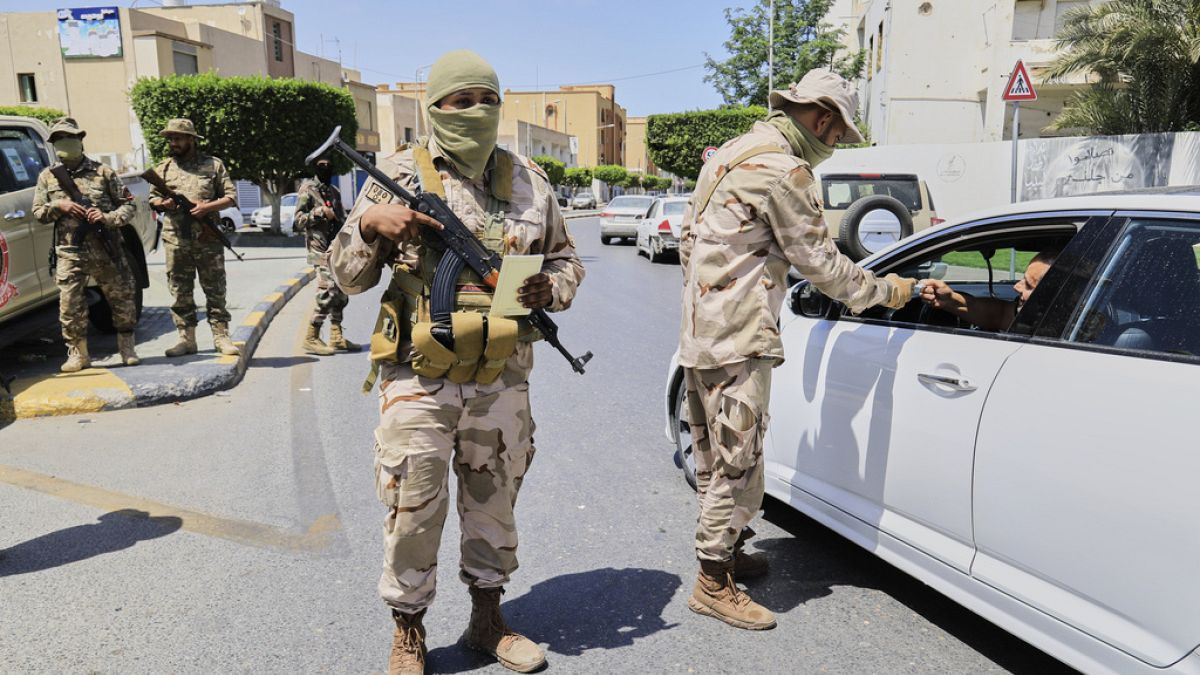 مسلسل الانفلات الأمني في ليبيا: إيقاف الملاحة الجوية في مطار طرابلس حتى إشعار آخر