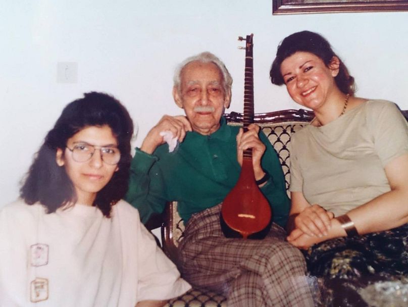 بهکامه ایزدپناه در کنار استاد عبادی 