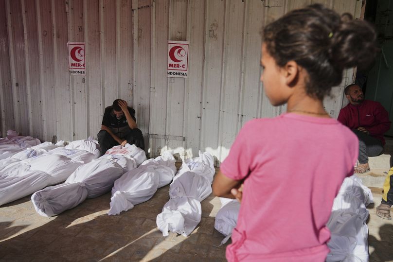 فلسطينيون يشيّعون أقاربهم الذين قُتلوا في غارات إسرائيلية على جباليا شمال قطاع غزة، الأربعاء 14 مايو 2025.
