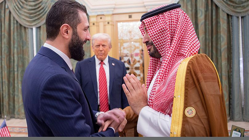 ونالد ترامپ، رئیس جمهور آمریکا (وسط)، محمد بن سلمان، ولیعهد عربستان سعودی (راست)، احمد الشرع، رئیس جمهور موقت سوریه، در ریاض، عربستان سعودی، ۱۴ مه ۲۰۲۵