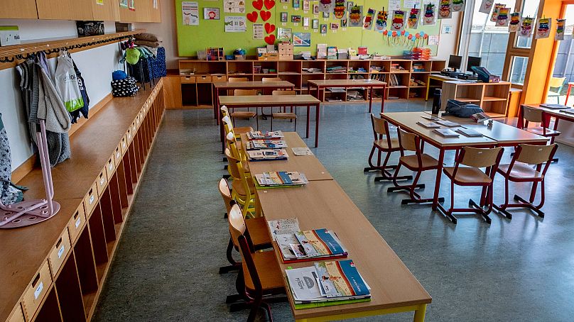 Regelmäßiges Fernbleiben ist ein erstes Indiz für einen möglichen Schulabbruch. Symbolbild: Klassenraum einer Schule.