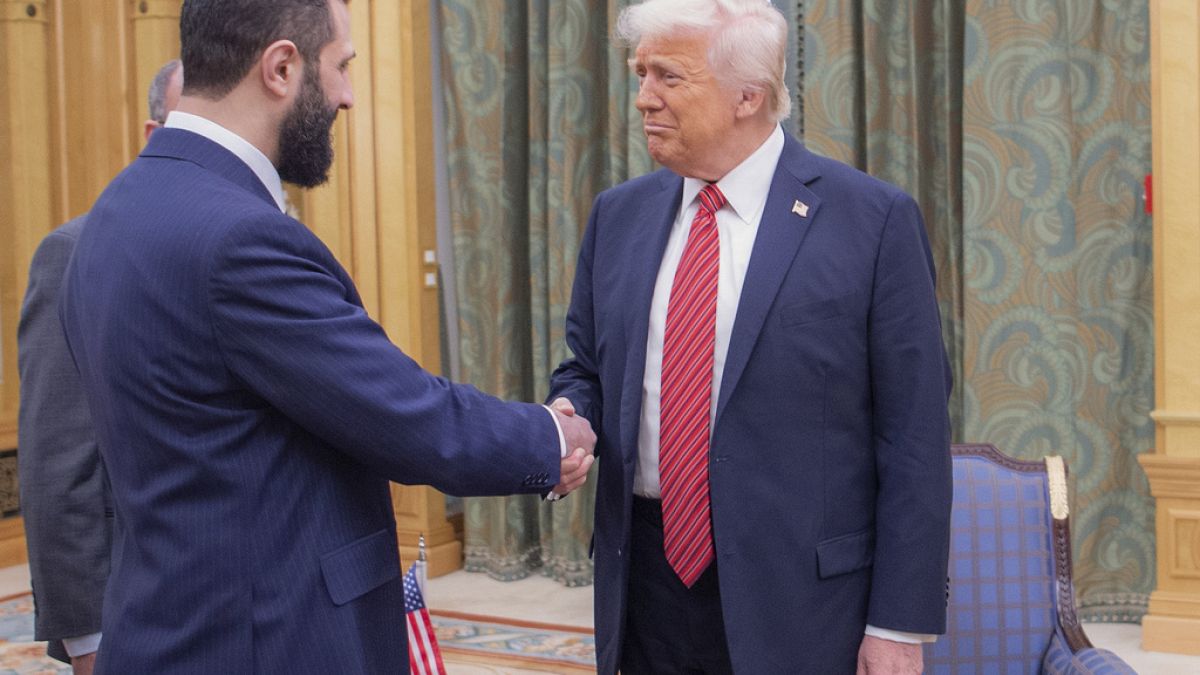 واشنطن تخفف العقوبات على سوريا لدعم إعادة الإعمار وضمن استراتيجية ترامب "أمريكا أولاً"