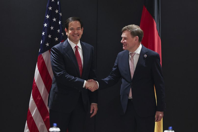 Secretário de Estado dos EUA, Marco Rubio, encontra-se com o ministro dos Negócios Estrangeiros alemão, Johann Wadephul, em reunião informal de ministros da NATO.