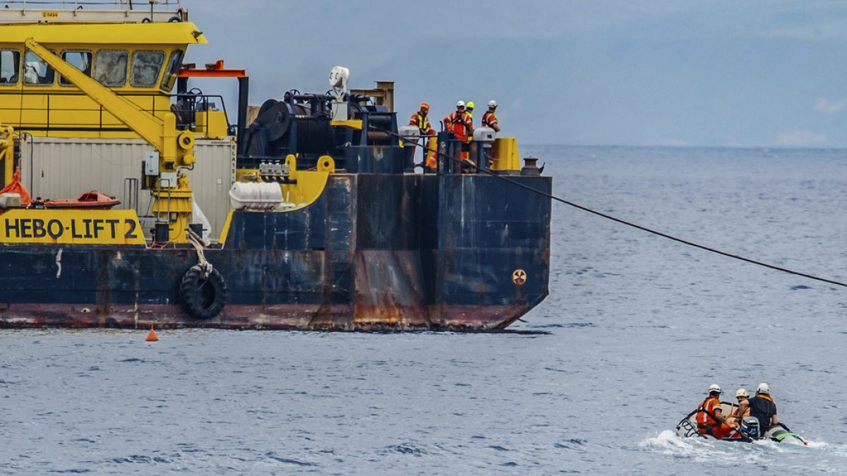 Italie : les travaux de récupération du superyacht Bayesian reprennent après le décès d'un plongeur