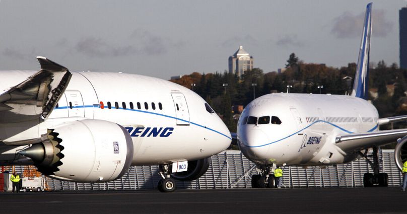 طائرة بوينغ 787 قبل رحلة انطلاق من مطار بوينغ، الأربعاء 27 أكتوبر 2010، في سياتل.