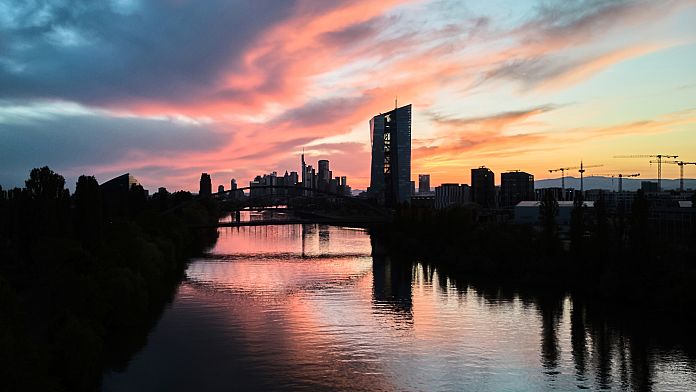 Euro Bölgesi yılın başında yüzde 0,3 büyüdü, sanayi üretimi arttı