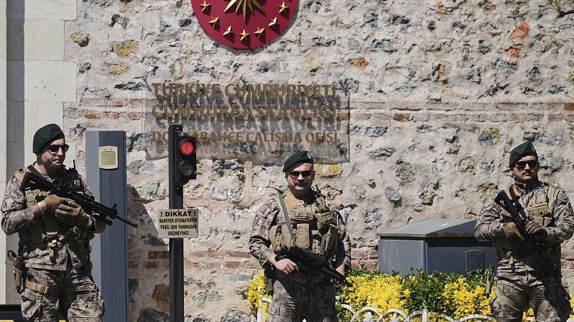 Török biztonságiak őrzik a tárgyalások helyszínéül szolgáló Dolmabahce palotát Isztambulban 