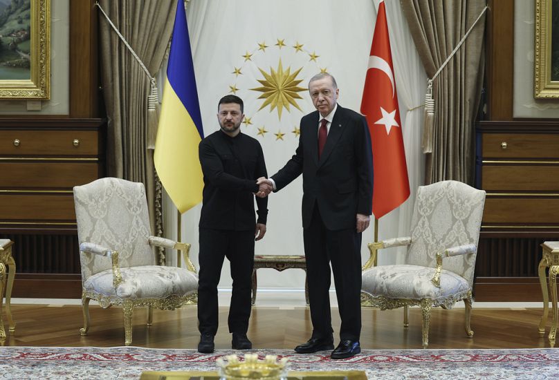 Recep Tayyip Erdoğan schüttelt seinem ukrainischen Amtskollegen Wolodymyr Selenskyj die Hand, 15. Mai 2025.