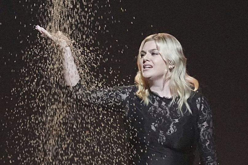 Louane, de França, interpreta a canção “maman” durante o ensaio geral da segunda semi-final do 69.º Festival Eurovisão da Canção, em Basileia, Suíça, quarta-feira, 14 de maio 