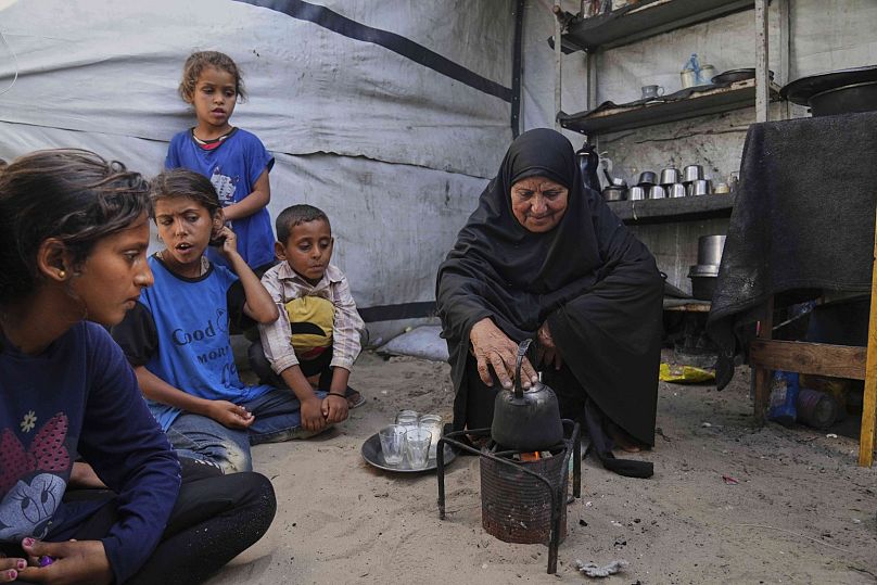 غالية أبو مطير مع أحفادها في خيمة النزوح بمواصي خانيونس - أيار / مايو 2025