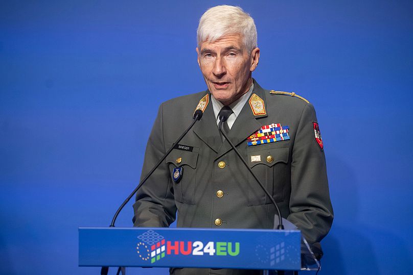 Przewodniczący Komitetu Wojskowego Unii Europejskiej, austriacki generał Robert Brieger przemawia podczas wspólnej konferencji prasowej
