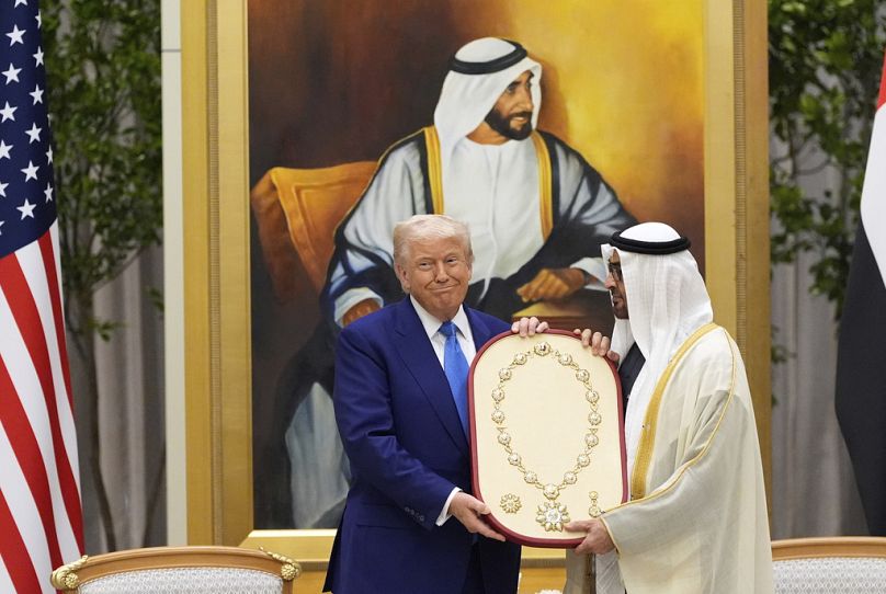 الرئيس دونالد ترامب يحصل على وسام زايد، في قصر الوطن، الخميس، 15 مايو/أيار 2025، في أبوظبي، الإمارات العربية المتحدة