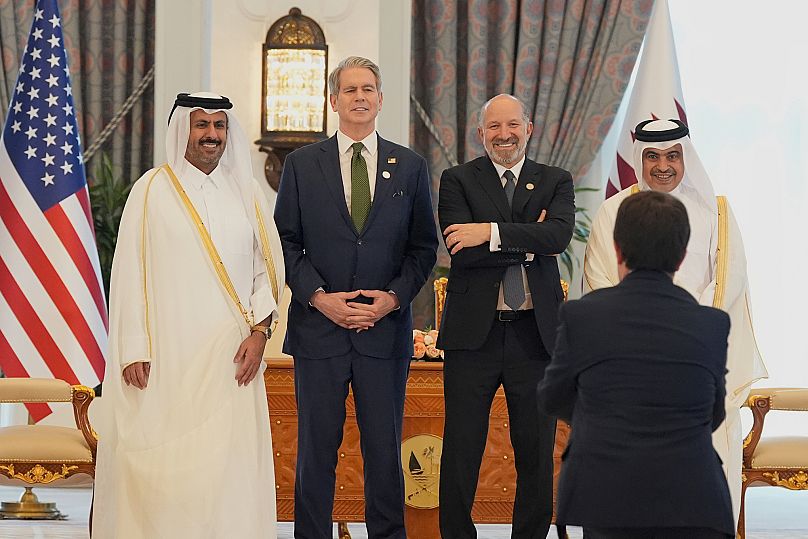 Howard Lutnick (deuxième à droite) pose aux côtés du secrétaire au Trésor américain Scott Bessent et de représentants du Qatar, à Doha, le mercredi 14 mai 2025