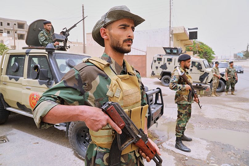 Un soldato libico a un posto di blocco dopo gli scontri tra milizie a Tripoli (15 maggio 2025)