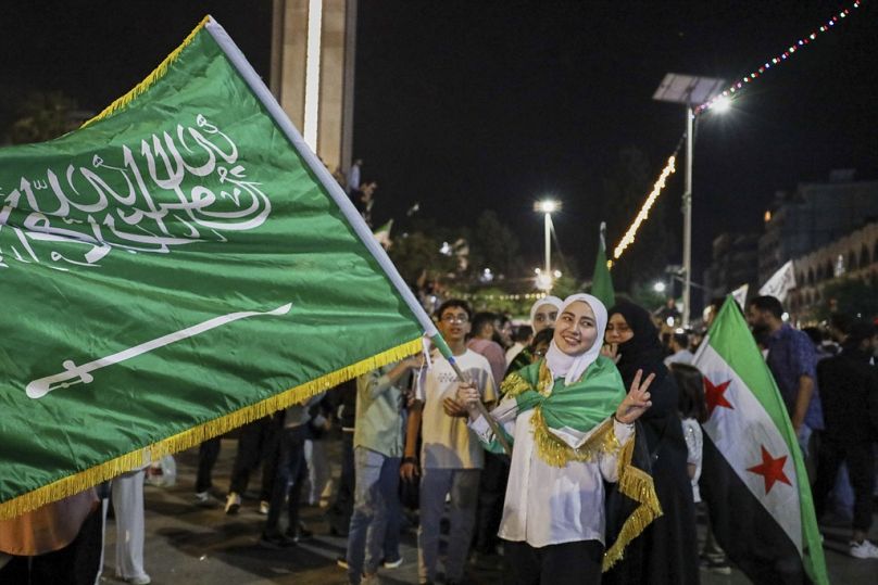 فتاة تحمل العلم السعودي في حمص، سوريا، الثلاثاء 13 مايو/أيار 2025،