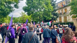 Demonstrators in front of the Sovereignty Protection Office office in Sánc Street on 16 May 2025 