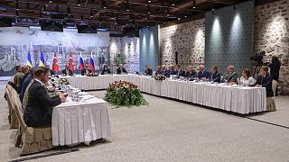 Egy hosszú asztalt ült körbe a két delegáció Isztambulban