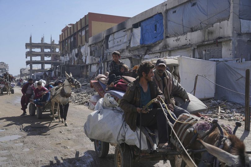 Palestinos que huyen de Beit Lahia en medio de las operaciones militares israelíes en curso en la Franja de Gaza llegan a Jabalia, en el norte de Gaza, el 16 de mayo de 2025.
