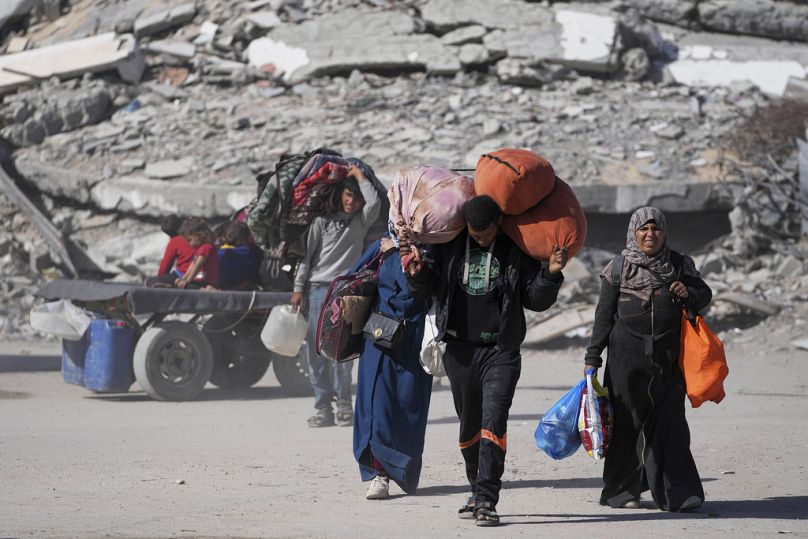 فلسطينيون نازحون يفرّون من بيت لاهيا في ظل العمليات العسكرية الإسرائيلية المتواصلة في قطاع غزة، يصلون إلى جباليا شمال القطاع، 16 أيار/مايو 2025.