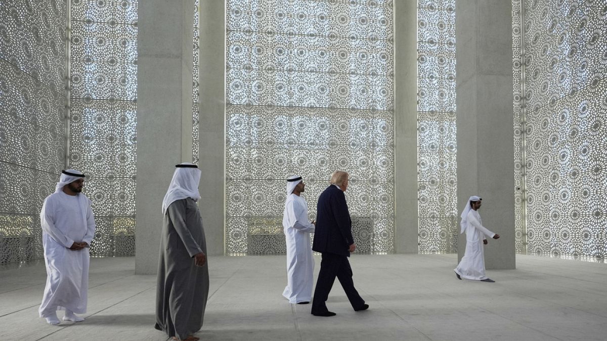 ترامب يزور البيت الإبراهيمي في أبوظبي ويشيد بوحدة الأديان