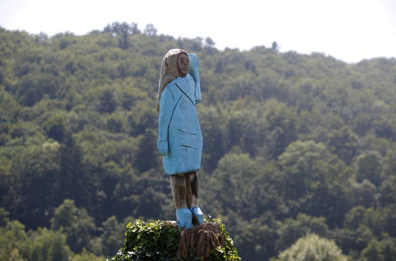 Uma grande estátua de madeira do presidente dos EUA, Donald Trump, foi erguida na sexta-feira, 30 de agosto de 2019
