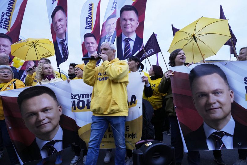 Anhänger nehmen an einer Wahlkampfkundgebung zur Unterstützung des Präsidentschaftskandidaten Szymon Hołownia in Warschau, Polen, teil.