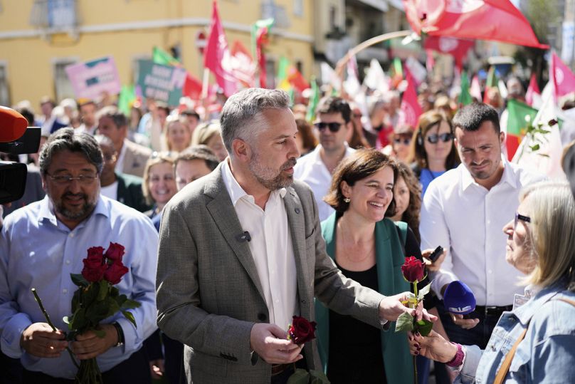 Der Generalsekretär der Sozialistischen Partei, Pedro Nuno Santos, verteilt während einer Wahlkampfaktion in Moscavide, am Stadtrand von Lissabon.