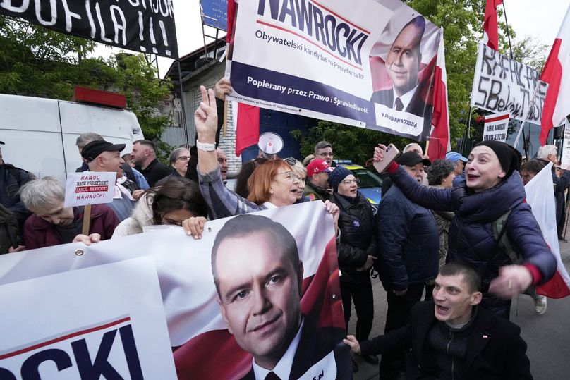  Menschen tragen Plakate zur Unterstützung des konservativen Präsidentschaftskandidaten Karol Nawrocki in Warschau, Polen.
