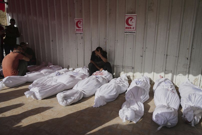 فلسطينيون يشيّعون ضحايا غارات إسرائيلية على جباليا أودت بحياة 48 شخصًا بينهم 22 طفلًا، 14 أيار/ مايو 2025.