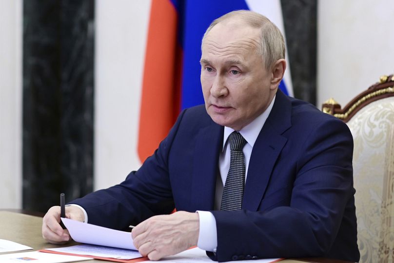 Il presidente russo Vladimir Putin presiede la riunione del Consiglio di sicurezza in videoconferenza al Cremlino a Mosca, Russia, 16 maggio 2025