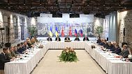 Orosz és ukrán delegációk tárgyalnak a törökországi Isztambulban, a Dolmabache palotában 2025. május 16-án