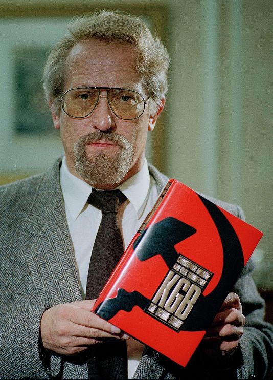 Oleg Gordievszkij volt a társszerzője a KGB – belülről című könyvnek, 1990 októberében