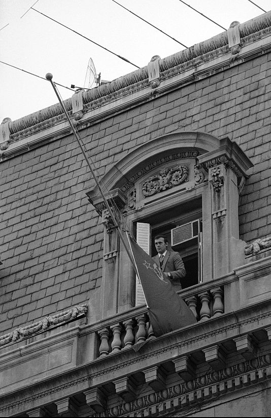 A Szovjetunió washingtoni nagykövetsége a Jurij Andropov halála miatt félárbocra vont lobogóval, 1984 februárjában