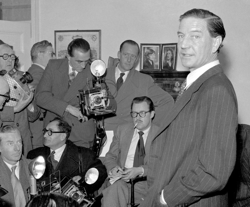 Kim Philby volt diplomata és újságíró riporterek gyűrűjében, szülei londoni házában, 1955 novemberében