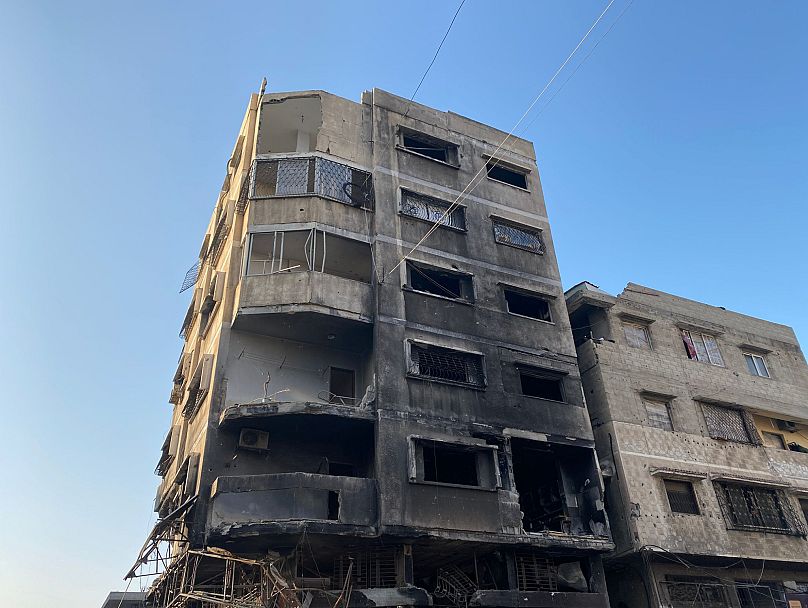 عمارة محترقة في دير البلح