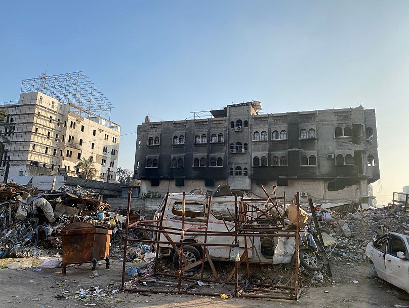 عمارة محترقة في قطاع غزة